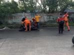 PPSU-membantu-pengendara-yang-terjatuh-di-Jalan-Raya-Cakung-Cilincing-Cacing.jpg