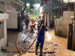 PPSU-membersihkan-sisa-banjir-di-Pasar-Minggu1.jpg