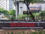 PROTES-PEDAGANG-KECIL-Spanduk-reaksi-penolakan-p.jpg