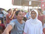 Para-istri-dari-puluhan-nelayan-melakukan-aksi-penutupan-SPBU-di-Marunda.jpg