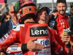 Pecco-Bagnaia-dan-Marc-Marquez-berpelukan-di-Parc-Ferme-Sirkuit-Motegi-Minggu-2792025.jpg
