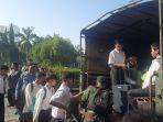 Pelajar-program-Pembinaan-Karakter-dan-Bela-Negara-naik-truk-menuju-barak-militer.jpg