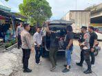 Pelaku-pemalakan-sopir-truk-kayu-di-Cengkareng-saat-berhasil-diamankan-polisi.jpg