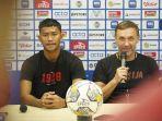 Pelatih-Persija-Jakarta-Thomas-Doll-kanan-dan-Resky-Fandi-Witriawan-kiri.jpg