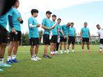 Pelatih-Shin-Tae-yong-sedang-pimpin-latihan-Timnas-Indonesia-U-23.jpg
