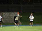 Pelatih-Timnas-Indonesia-Shin-Tae-yong-sedang-mempimpin-latihan-skuad-Garuda.jpg