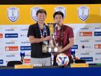 Pelatih-Timnas-Vietnam-U-23-Kim-Sang-sik-bersama-pemainnya-pamerkan-trofi-juara-Piala-AFF.jpg