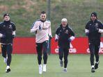 Pemain-Manchester-United-melakukan-pemanasan-sebelum-menjalani-sesi-latihan.jpg
