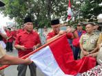Pembagian-bendera-merah-putih-di-Kelurahan-Sukabumi-Selatan-Kebon-Jeruk-Jakarta-Barat.jpg