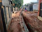 Pembangunan-saluran-air-sepanjang-383-meter-di-Jalan-Waru-RW-02-Cilangkap-mencapai-90-persen.jpg