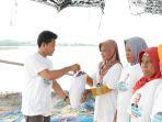 Pemberian-paket-sembako-kepada-keluarga-nelayan.jpg