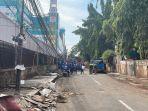 Penertiban-lapak-pedagang-di-atas-saluran-air-RS-Kanker-Dharmais-Kota-Bambu-Utara-Palmerah.jpg