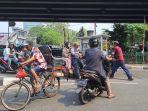 Pengendara-ramai-lawan-arah-di-bawah-flyover-Slipi-Palmerah-Jakarta-Barat.jpg