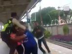 wartakota/Pengeroyokan-bapak-bapak-di-stasiun-KRL.jpg