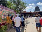 Pengunjung-melihat-peta-kawasan-Taman-Mini-Indonesia-Indah-TMII.jpg