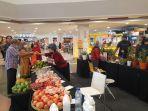 Pengunjung-membeli-produk-olahan-petani-dalam-pameran-Pasar-Tani-Goes-to-Mall-di-Dmall-Depok.jpg