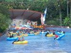 Pengunjung-menikmati-permainan-wisata-air-di-The-Jungle-Bogor-Jawa-Barat.jpg