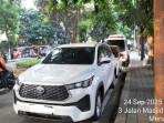 Petugas Dishub Jakbar Tindak Kendaraan Pengunjung Cafe yang Parkir di Bahu Jalan