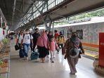 Penumpang-Kereta-Api-Jarak-Jauh-di-Stasiun-Pasar-Senen-4.jpg