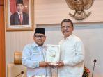 Penyerahan-hasil-terjemah-Al-Quran-dalam-Bahasa-Gayo-ke-Kemenag.jpg