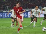 Penyerang-Timnas-Indonesia-Ole-Romeny-mencetak-gol-ke-gawang-China.jpg