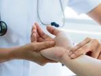Perawat-memeriksa-denyut-nadi-pasien.jpg