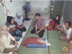 Petugas-medis-memeriksa-bayi-perempuan-yang-ditemukan-Rabu-3042025.jpg