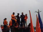 Pimpinan-elemen-buruh-berada-di-atas-mobil-komando-282727.jpg