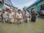 Pj-Gubernur-DKI-Jakarta-Teguh-Setyabudi-meninjau-warga-yang-terdampak-banjir-rob.jpg