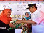 Pj-Gubernur-Sulsel-Bahtiar-Baharuddin-menyerahkan-bantuan-beras.jpg