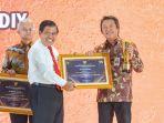 Plt-Direktur-Utama-Bank-DKI-Amirul-Wicaksono-kanan-saat-menerima-penghargaan.jpg
