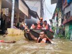 Polisi-Air-Evakuasi-Ibu-Hamil-dan-Balita-Terjebak-Banjir-di-Jatinegara.jpg