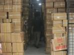 Polisi-membongkar-gudang-yang-diduga-melakukan-pemalsuan-label-asal-produk-impor.jpg