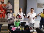 Polisi-menunjukkan-sederet-barang-bukti-kasus-mutilasi-di-Turi-Sleman.jpg