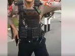 Polisi-reflek-pegang-senjata-saat-massa-pendemo-Rocky-Gerung-terobos-gerbang-jenderal.jpg