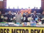 Polres-Metro-Bekasi-membongkar-penjualan-produk-kedaluwarsa.jpg