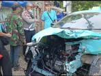 Potret-taksi-yang-ringsek-usai-ditabrak-ekor-kereta-Jumat-10102025.jpg