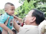 Prabowo-Subianto-gendong-anak-Bojong-Koneng.jpg