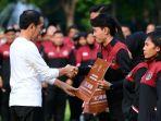Presiden-Jokowi-memberikan-apresiasi-kepada-para-atlet-berprestasi-di-SEA-Games-2023.jpg