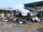 Proses-pemadaman-lapak-sepatu-alumunium-di-Kalideres-Jakarta-Barat-yang-terbakar.jpg