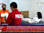 Putri-Candrawathi-jalani-rekonstruksi-dengan-memakai-baju-putih-lengan-panjang.jpg