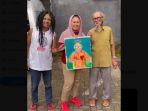 Putri-Gus-Dur-berfoto-bersama-maestro-lukis-Djoko-Pekik.jpg
