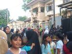 Ratusan-warga-memadati-kediaman-ibu-Eny-dan-Tiko-di-Jalan-Paron-nomor-48-RT-6RW-2-Jatinegara.jpg