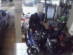 Rekaman-CCTV-aksi-curanmor-di-Kompleks-Wali-Kota-Jalan-Ultraviolet-Kelapa-Gading-Jakarta-Utara.jpg