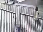 Rekaman-CCTV-pencurian-pagar-besi-ruko-Bekasi-Timur-Kota-Bekasi-Senin-482025.jpg