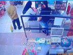 Rekaman-CCTV-sepasang-lansia-mencuri-di-swalayan-Cengkareng-Jakarta-Barat.jpg