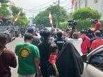 Rekonstruksi-di-Jalan-Saguling-III-Duren-Tiga-menarik-perhatian-masyarakat-datang-ke-lokasi.jpg