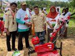 Relawan-Orang-Muda-Ganjar-OMG-Provinsi-Jambi-memberikan-bantuan-alat-tani-Cultivator.jpg