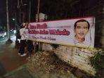 Relawan-Sepeda-memasang-spanduk-di-beberapa-ruas-jalan-di-Jakarta.jpg