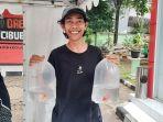 Riski-pemuda-berusia-22-tahun-pedagang-Ikan-Hias.jpg